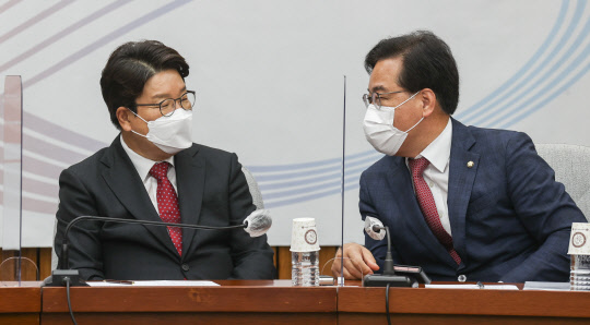 국민의힘 권성동(왼쪽) 원내대표가 지난 6월24일 오전 서울 여의도 국회 본관에서 열린 현안점검회의에서 송언석(오른쪽) 원내수석부대표와 대화하고 있다.<국회사진기자단·연합뉴스>